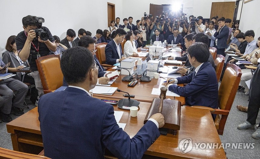 국회 환경노동위원회 법안소위 위원장인 더불어민주당 김주영 의원(앞)이 28일 국회 환노위 소회의실에서 열린 고용노동법안소위에서 노조법 2ㆍ3조(노란봉투법) 개정안 심사를 시작하고 있다. (사진=연합뉴스)