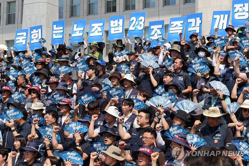 민주노총과 한국노총 조합원, 진보당, 사회민주당 등 정당 당원들이 28일 서울 여의도 국회 본청 앞에서 '노조법 2·3조 개정안 후퇴 저지 및 신속 통과 촉구' 기자회견을 하고 있다. (사진=연합뉴스)