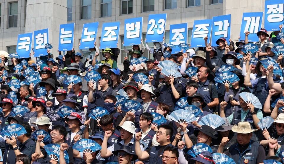 민주노총과 한국노총 조합원, 진보당, 사회민주당 등 정당 당원들이 지난 28일 서울 여의도 국회 본청 앞에서 '노조법 2·3조 개정안 후퇴 저지 및 신속 통과 촉구' 기자회견을 하고 있다 (사진=연합뉴스)