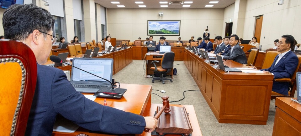 윤석열 전 대통령이 거부권(재의요구권)을 행사했던 '노란봉투법'(노조법 2·3조 개정안)이 지난 28일 국회 환경노동위원회에서 여당 주도로 처리되고 있다 (사진=연합뉴스)