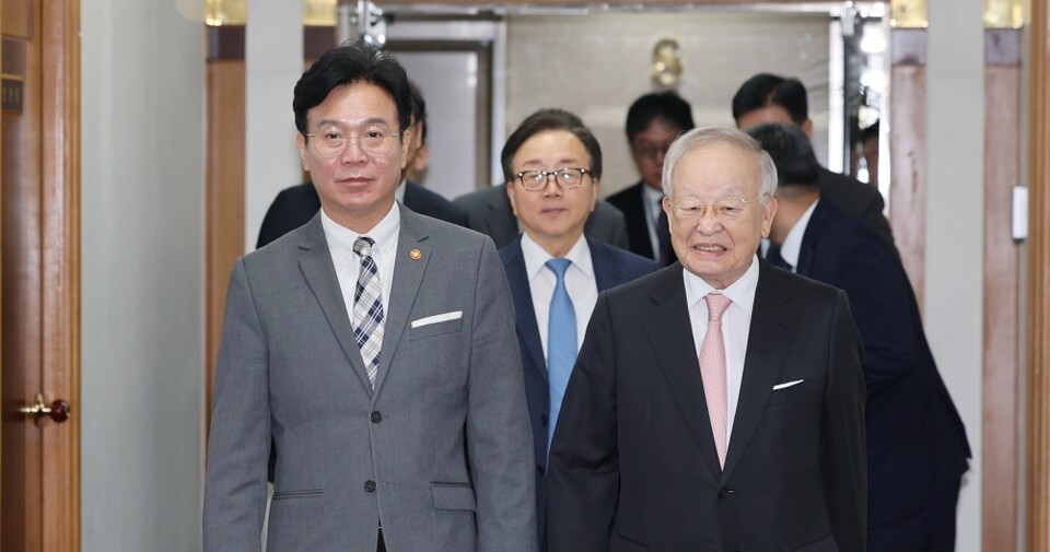 김영훈 고용노동부 장관(왼쪽)이 지난 24일 서울 마포구 한국경영자총협회(경총)를 방문해 손경식 경총 회장과 회장실로 이동하고 있다 (사진=연합뉴스)