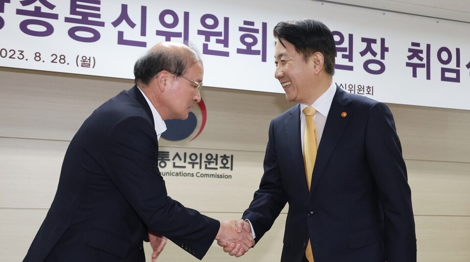 지난 2023년 8월 28일 당시 이동관 신임 방송통신위원장이 정부과천청사 내 방통위에서 열린 취임식에서 이상인 방통위 상임위원과 악수하는 모습 (사진=연합뉴스)