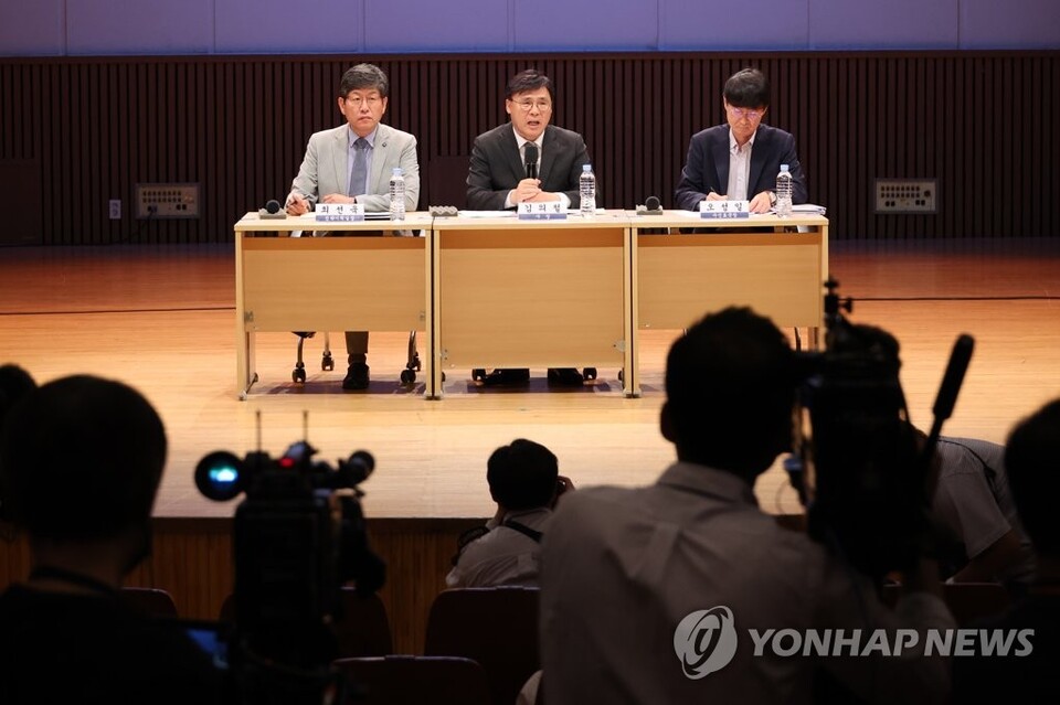 김의철 KBS 사장이 2023년 6월 8일 오전 서울 여의도 KBS 아트홀에서 수신료 분리 징수 권고와 관련한 KBS의 입장을 밝히는 기자회견을 하고 있다. 이날 김 사장은 대통령실이 추진 중인 TV 수신료 분리 징수 도입을 철회하면 자신이 사장직에서 물러나겠다고 밝혔다. 왼쪽부터 KBS 최선욱 전략기획실장, 김의철 사장, 오성일 수신료국장. (서울=연합뉴스)