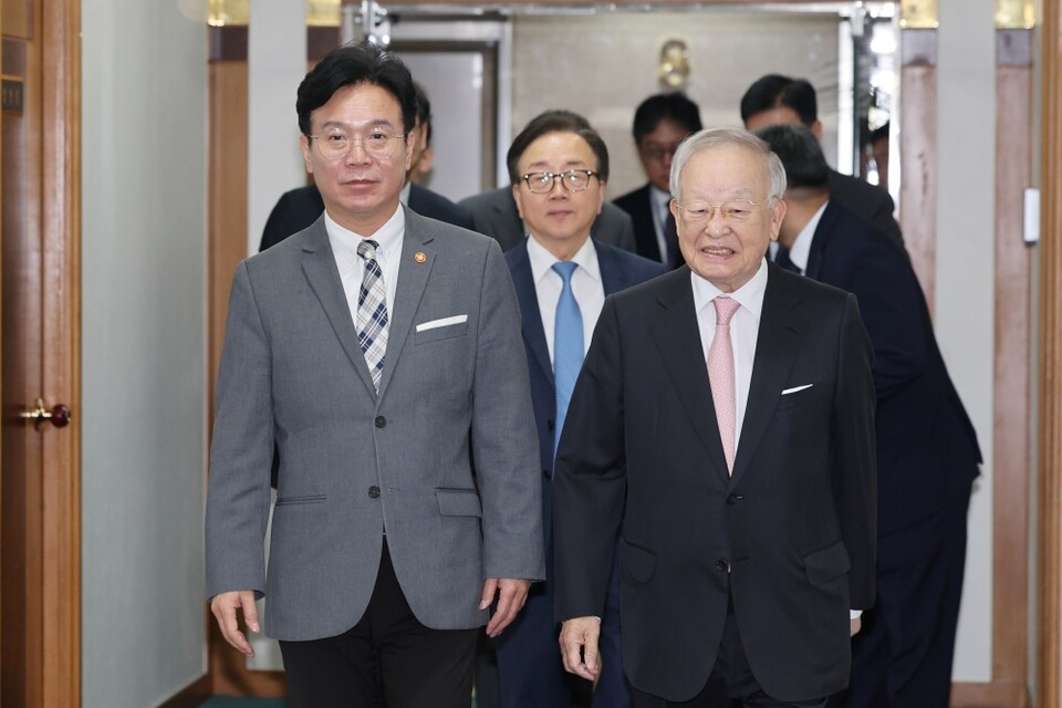 김영훈 고용노동부 장관(왼쪽)이 지난 24일 서울 마포구 한국경영자총협회(경총)를 방문해 손경식 경총 회장과 회장실로 이동하고 있다 (사진=연합뉴스)