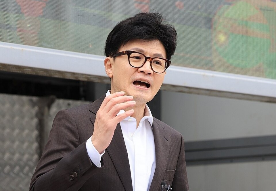 지난해 3월 당시 국민의힘 한동훈 비상대책위원장이 김포시 라베니체광장에서 열린 김포-서울 통합 염원 시민대회에 참석해 발언하는 모습 (사진=연합뉴스)