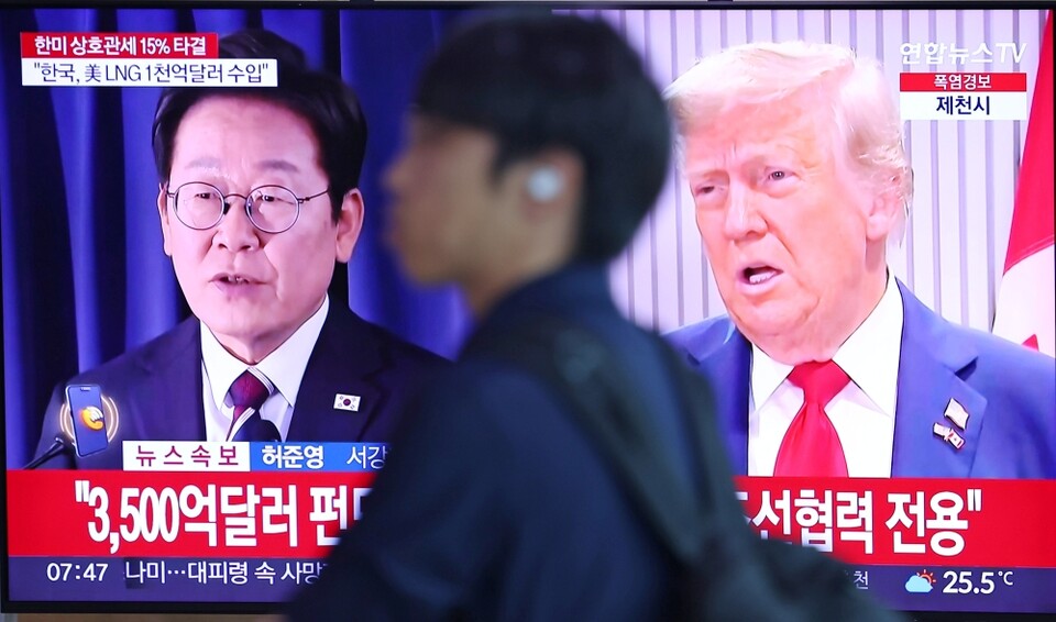 한국과 미국의 관세협상이 타결된 지난달 31일 서울역 대합실에서 한 시민이 관련 뉴스가 나오는 TV 앞을 지나고 있다 (사진=연합뉴스)