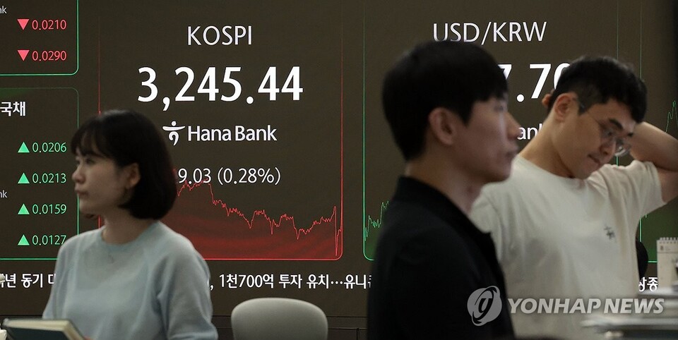한국과 미국의 무역협상이 타결된 7월 31일 서울 중구 하나은행 딜링룸 현황판에 코스피 지수 등이 표시되고 있다. (서울=연합뉴스)
