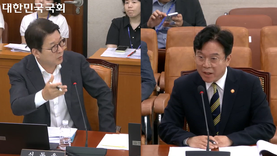 1일 국회법제사법위원회 전체회의에서 신동욱 국민의힘 의원(왼쪽) 김영훈 고용노동부 장관에게 방송3법에 관한 질문을 하는 모습 (국회 의사중계시스템)