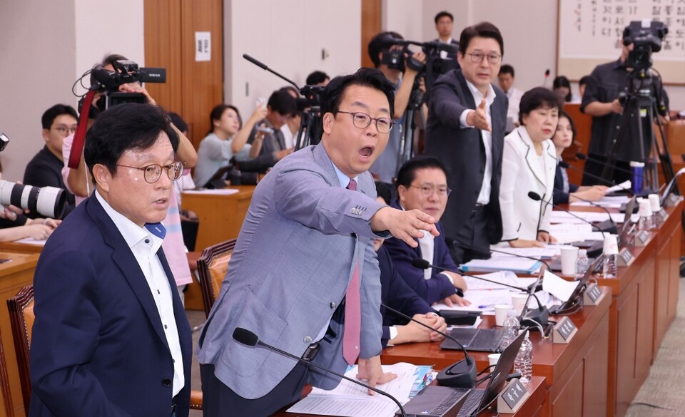 1일 서울 여의도 국회에서 방송 3법, 노란봉투법, 상법 등 을 심의, 의결하기 위해 열린 법제사법위원회 전체회의에서 국민의힘 간사 박형수 의원과 곽규택, 신동욱 의원이 토론 종결 등 위원회 운영에 대해 이춘석 위원장에게 항의하고 있다 (사진=연합뉴스)