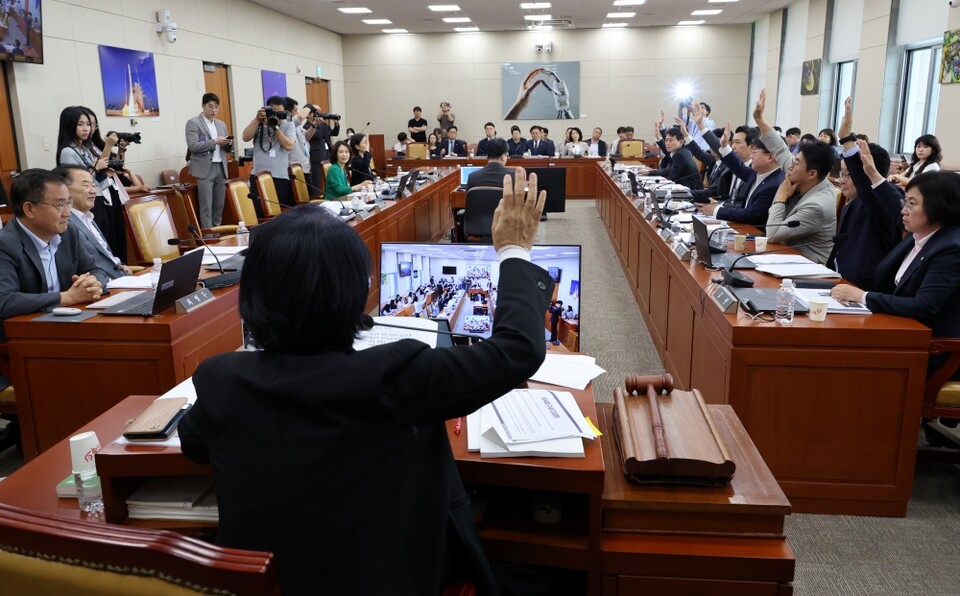 지난달 7일 국회 과학기술정보방송통신위원회 전체회의에서 여당 위원들이 공영방송 지배구조 개편을 골자로 하는 이른바 '방송3법'에 대해 찬성 표결하고 있다 (사진=연합뉴스)