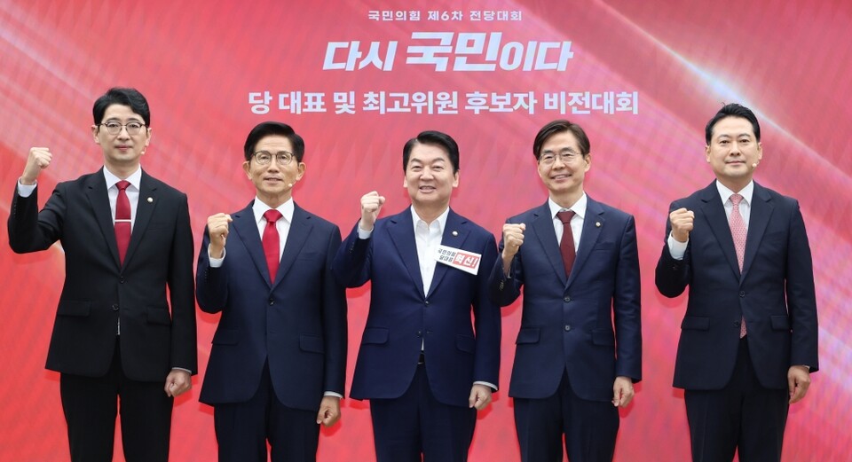 지난 3일 서울 여의도 국민의힘 당사에서 열린 제6차 전당대회 후보자 비전대회에서 주진우(왼쪽부터)·김문수·안철수·조경태·장동혁 당 대표 후보들이 기념촬영 하고 있다 (사진=연합뉴스)