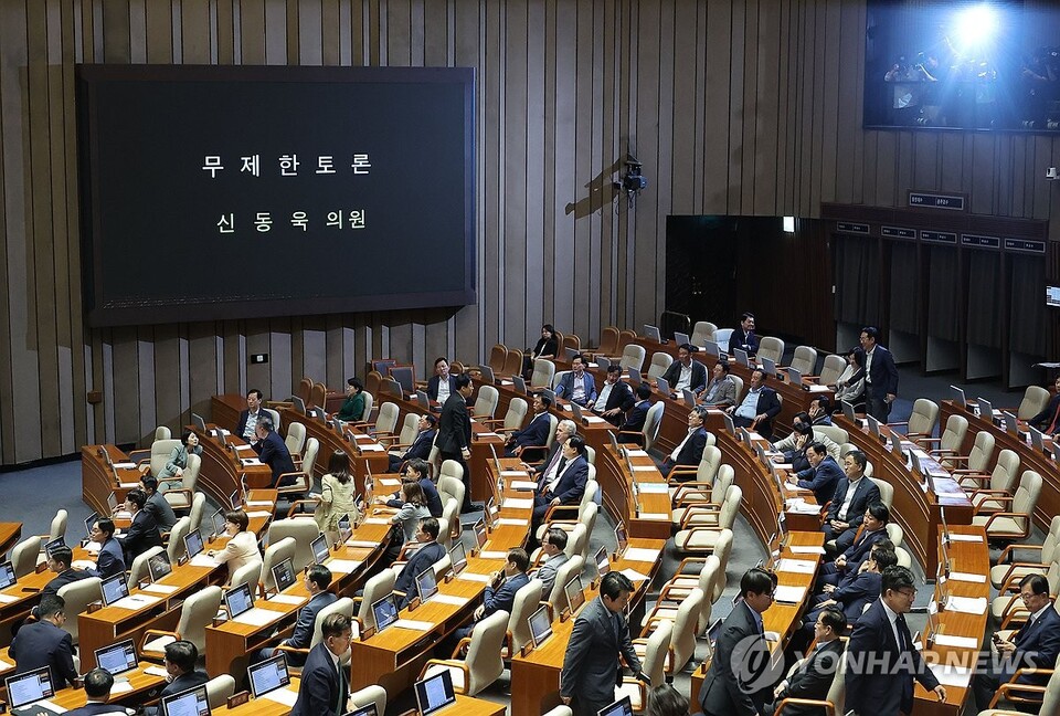 4일 국회 본회의에서 국민의힘 의원들이 '방송3법(방송법·방송문화진흥회법·한국교육방송공사법 개정안)' 상정과 관련한 신동욱 의원의 무제한토론(필리버스터) 발언을 듣고 있다.(사진=연합뉴스)
