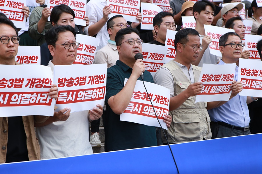 방송3법 개정안의 본회의 처리를 남겨두고 언론장악저지공동행동이 국회 본청 앞 계단에서 기자회견을 열었다. 박상현 전국언론노동조합 KBS본부장이 발언하고 있다. (사진=언론장악저지공동행동)