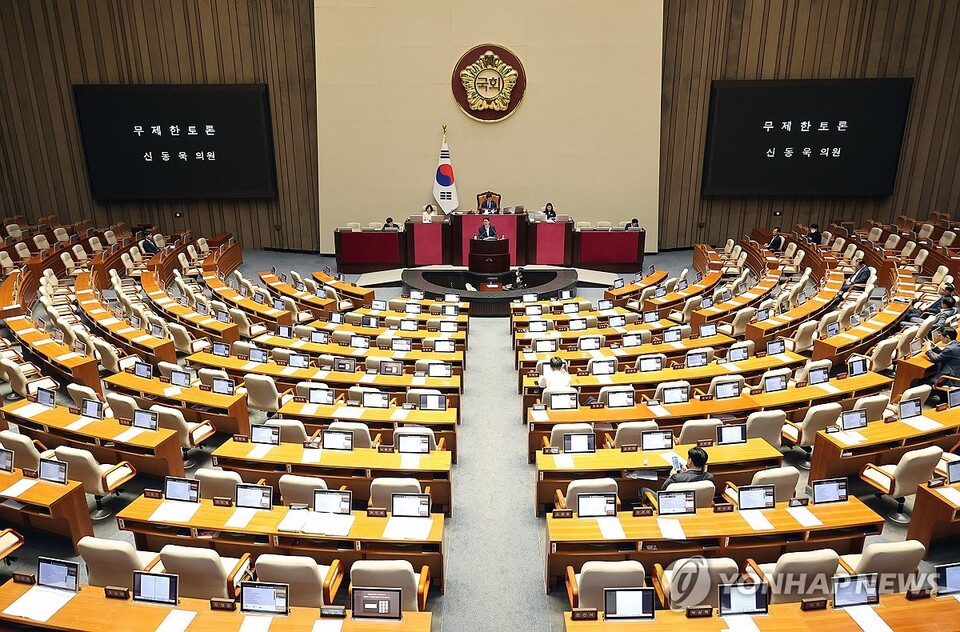 국민의힘 신동욱 의원이 4일 국회 본회의에서 방송3법 (방송법·방송문화진흥회법·한국교육방송공사법 개정안)에 관한 무제한 토론을 하고 있다. (사진=연합뉴스)