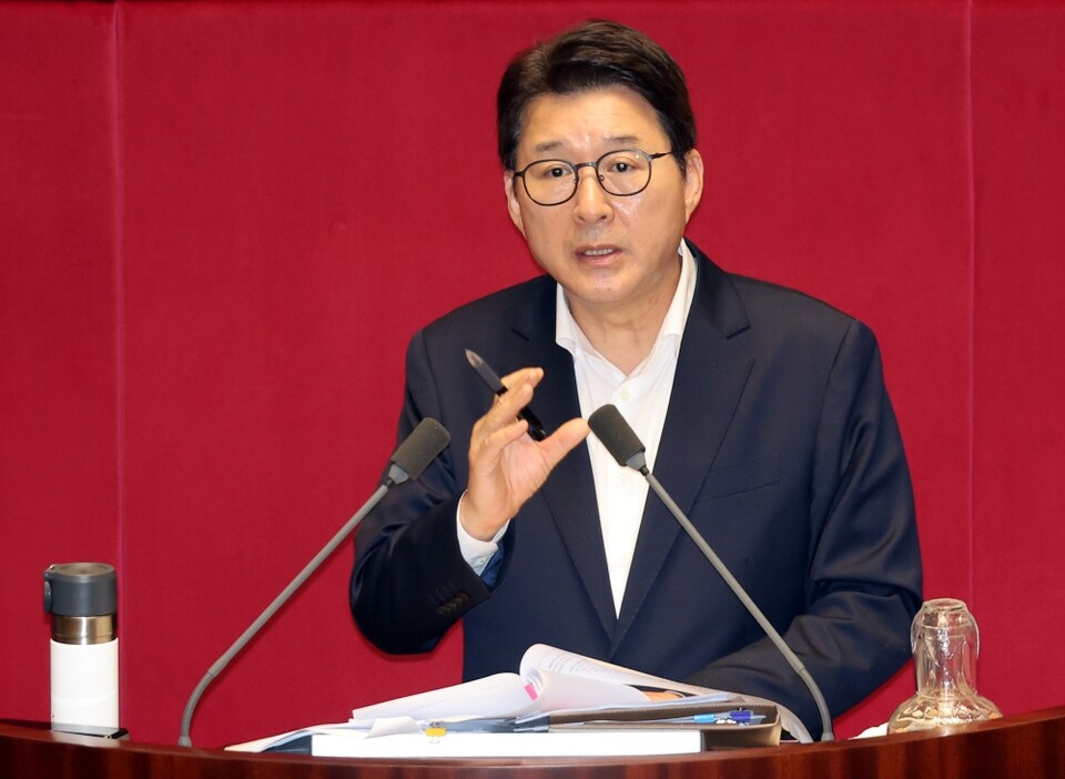 국민의힘 신동욱 의원이 지난 4일 국회 본회의에서 방송3법 (방송법·방송문화진흥회법·한국교육방송공사법 개정안)에 관한 무제한 토론을 하고 있다 (사진=연합뉴스)