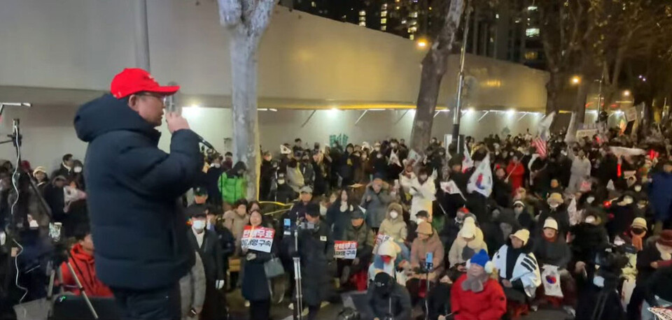 지난 1월 18일 유튜브 채널 신의한수 '(신혜식의 라이브뉴스) 윤석열을 석방하라! 광화문, 서부지법 총출동' 영상 갈무리