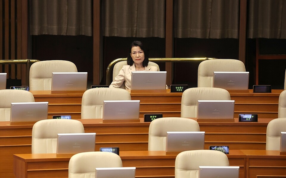 5일 국회 본회의에서 더불어민주당 노종면 의원이 방송법 일부개정법률안 관련 무제한 토론(필리버스터)을 이어가는 가운데 이진숙 방송통신위원장이 발언을 듣고 있다 (사진=연합뉴스)