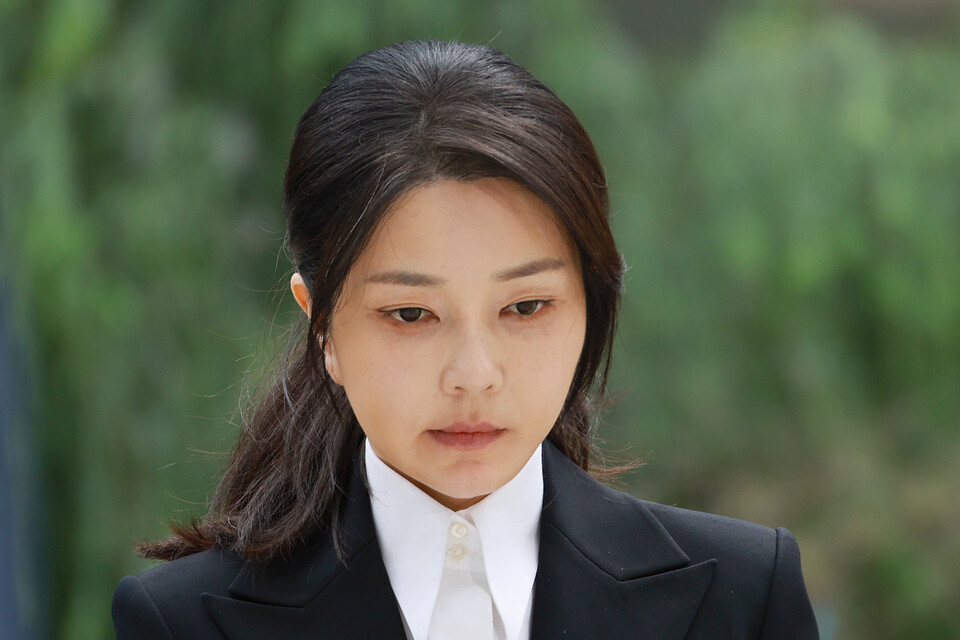 윤석열 전 대통령 배우자 김건희 여사가 6일 서울 종로구 KT광화문빌딩 웨스트에 마련된 민중기 특별검사팀 사무실에 피의자 신분으로 출석하고 있다. 전·현직 대통령 부인이 수사기관에 피의자로 공개 출석하는 것은 헌정사상 처음이다. (연합뉴스)