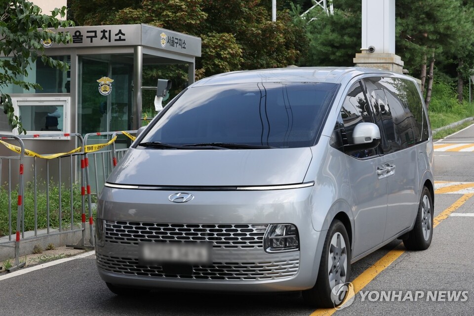 김건희 특검팀이  7일 윤석열 전 대통령의 체포에 실패한 뒤 경기도 의왕시 서울구치소를 나서고 있다.(사진=연합뉴스)