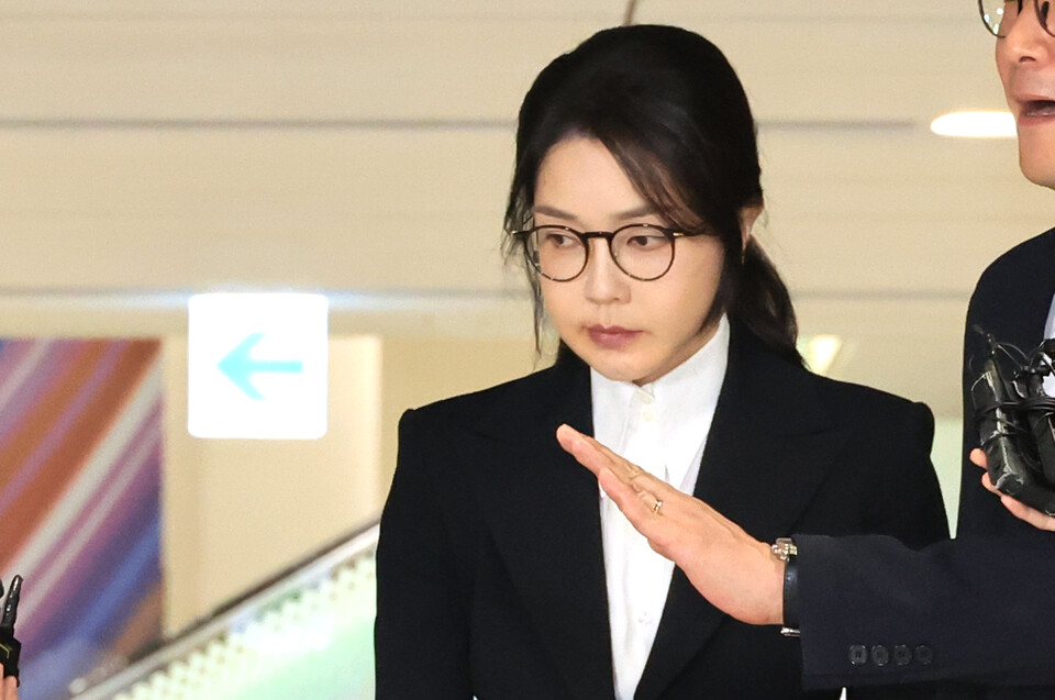 윤석열 전 대통령 부인 김건희 여사가 6일 서울 종로구 KT광화문빌딩 웨스트에 마련된 민중기 특별검사팀에서 피의자 신분으로 조사를 받고 귀가하고 있다. (연합뉴스)