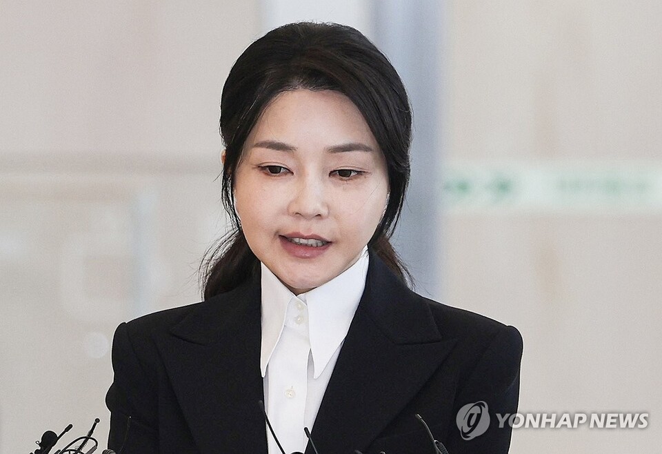 윤석열 전 대통령 부인 김건희 여사가 6일 서울 종로구 KT광화문빌딩 웨스트에 마련된 민중기 특별검사팀에 피의자 신분으로 첫 출석하며 발언하고 있다.(사진=연합뉴스)