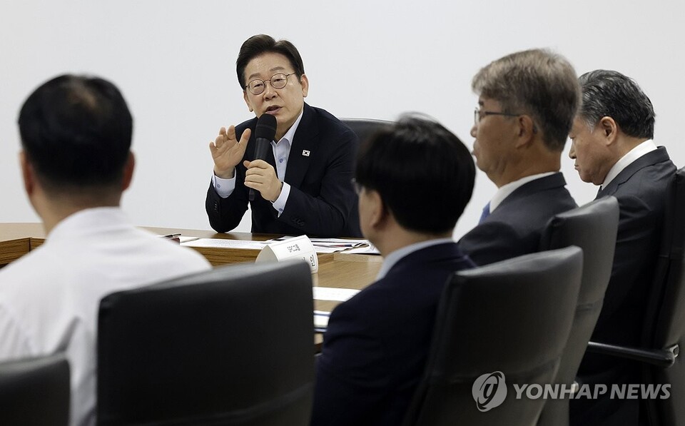 이재명 대통령이 7월 25일 경기 시흥시 SPC 삼립 시흥 공장에서 열린 산업재해 근절 현장 노사간담회에서 허영인 SPC그룹 회장 등 회사 임원들에게 근로자 노동 환경 등에 대해 질문하고 있다. [대통령실통신사진기자단=연합뉴스]