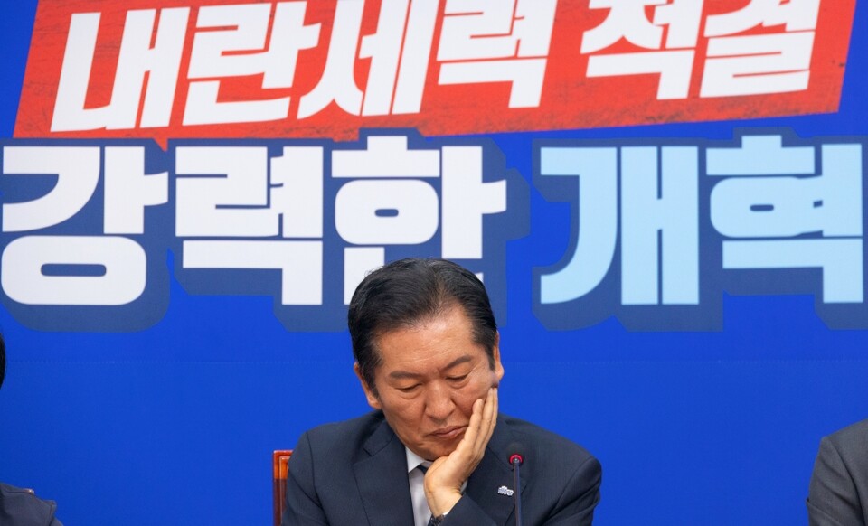 정청래 더불어민주당 대표가 지난 6일 국회에서 열린 최고위원회의에 도중 생각에 잠겨 있다 (사진=연합뉴스)