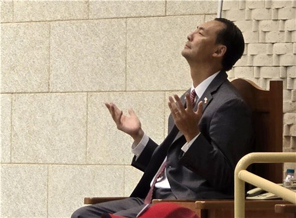  17일 오후 서울 은평구 진관동 은평제일교회에서 열린 예배에서 모스 탄(한국명 단현명) 미국 리버티대 교수가 기도하고 있다.(사진=연합뉴스)