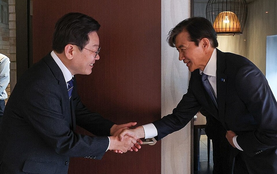 지난해 4월 당시 더불어민주당 이재명 대표와 조국혁신당 조국 대표가 서울 모처에서 만찬 회동전 악수하는 모습 (사진=연합뉴스)