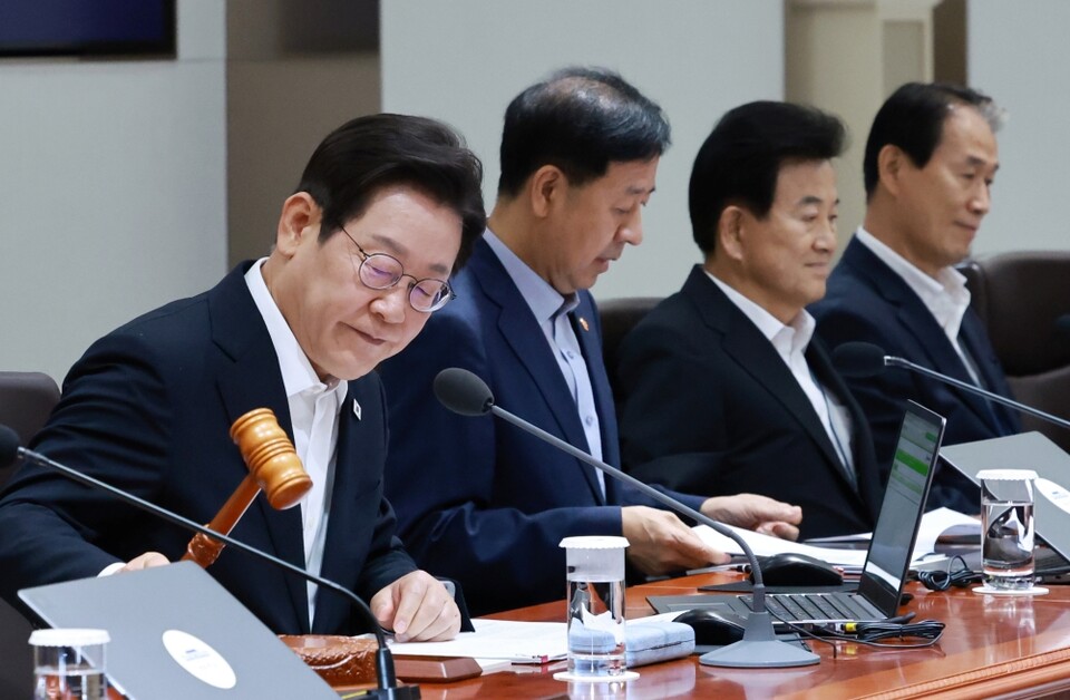 이재명 대통령이 지난 11일 서울 용산 대통령실 청사에서 열린 임시 국무회의에서 의사봉을 두드리며 개회 선언을 하고 있다 (사진=연합뉴스)