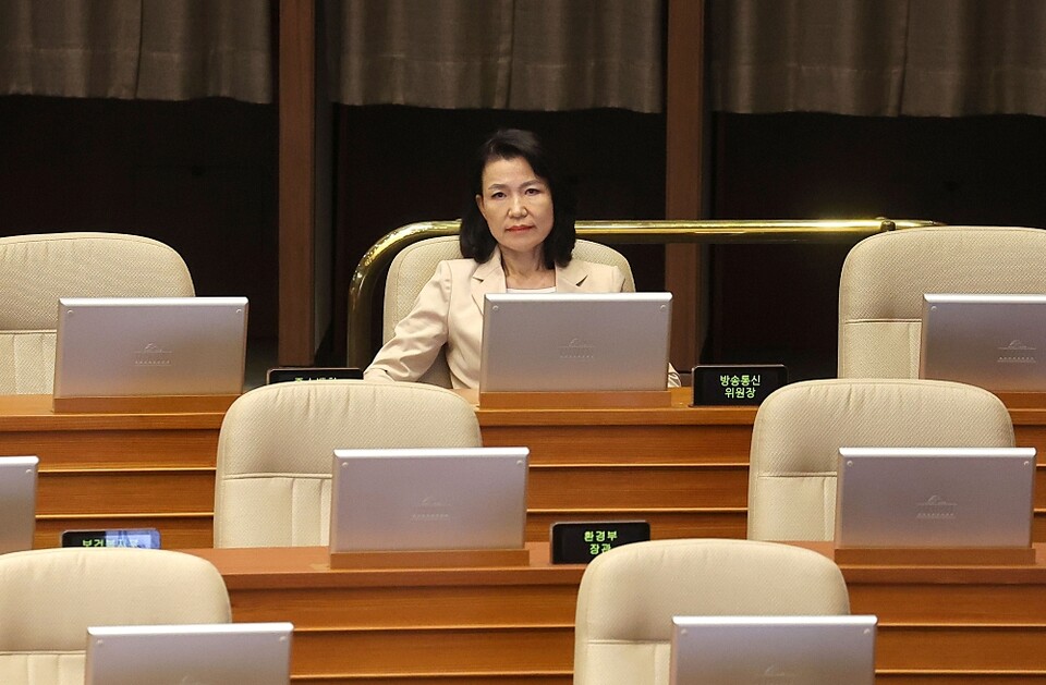 지난 5일 국회 본회의에서 더불어민주당 노종면 의원이 방송법 일부개정법률안 관련 무제한 토론(필리버스터)을 이어가는 가운데 이진숙 방송통신위원장이 발언을 듣고 있다 (사진=연합뉴스)
