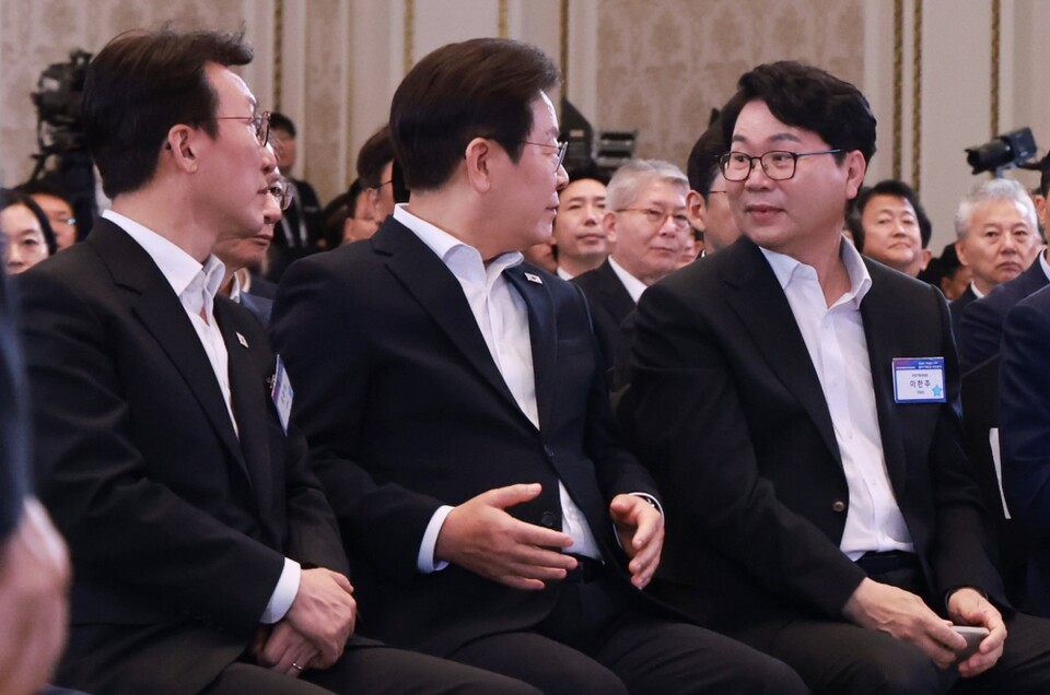 이재명 대통령과 이한주 국정기획위원장이 13일 청와대 영빈관에서 열린 국정기획위원회 국민보고대회에서 대화하고 있다 (사진=연합뉴스)