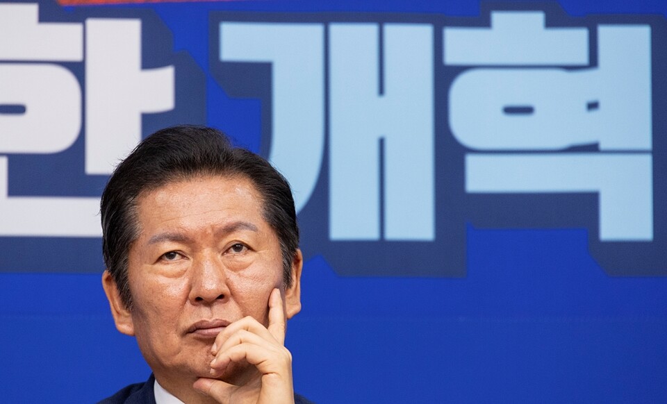 더불어민주당 정청래 대표가 13일 국회에서 열린 최고위원회에서 발언을 마친 뒤 생각에 잠겨 있다 (사진=연합뉴스)