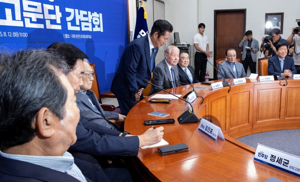 더불어민주당 정청래 대표가 지난 12일 국회에서 열린 상임고문단 간담회에서 고개숙여 인사하고 있다 (사진=연합뉴스)