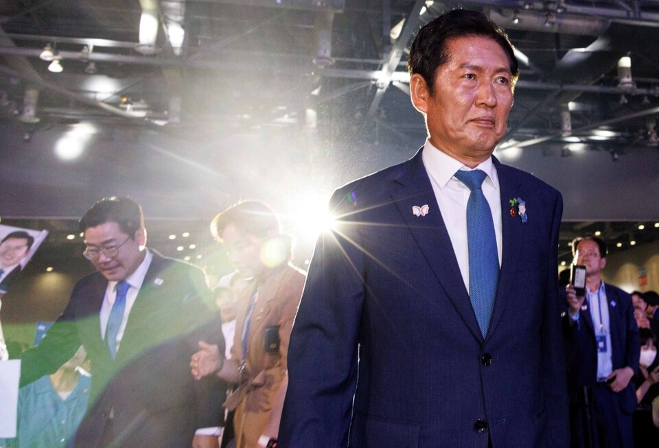 더불어민주당 정청래 신임 당대표가 지난 2일 고양 킨텍스에서 열린 전국당원대회에서 당대표직 수락연설을 하기 위해 무대에 오르고 있다 (사진=연합뉴스)