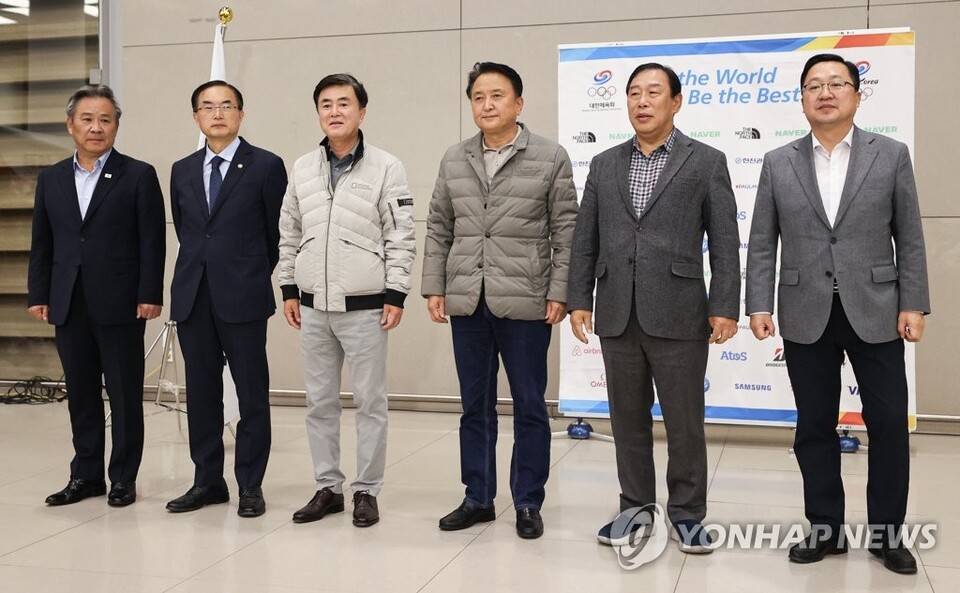 2022년 11월 14일 오후 인천국제공항 제2여객터미널에서 열린 2027년 하계 유니버시아드(세계대학경기대회·World University Games) 유치 성공 보고회에서 충청권 시도지사를 비롯한 관계자들이 기념사진을 찍고 있다. 왼쪽부터 이기홍 대한체육회장, 조용만 문화체육관광부 제2차관, 김태흠 충남지사, 김영환 충북지사, 최민호 세종시장, 이장우 대전시장. (연합뉴스)