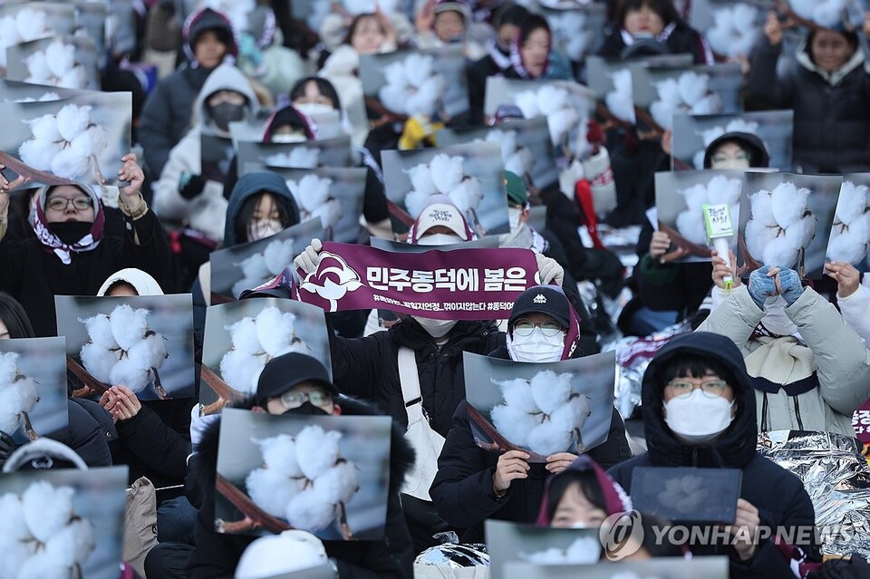 동덕여대 재학생연합이 2월 9일 서울 종로구 북인사마당에서 열린 동덕여대 재단 규탄 집회에서 구호를 외치고 있다. 재학생연합은 이날 지난해 남녀공학 전환에 반발한 학생들의 시위 당시 학교 건물 훼손에 대한 학교 측의 고소 취소 등을 요구했다. (서울=연합뉴스)