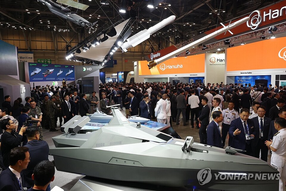 5월 28일 부산 해운대구 벡스코에서 개막한 2025 국제해양방위산업전(MADEX·마덱스)에서 다양한 최첨단 해양 무기 체계가 전시되고 있다. (부산=연합뉴스)