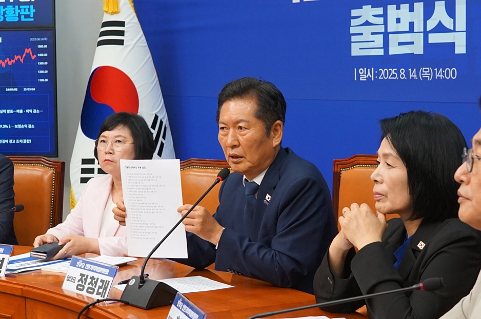 민주당 정청래 대표가 14일 국회에서 열린 언론개혁 특별위원회 출범식에서 징벌적 손해배상제가 도입된 23개 법안을 들어보이고 있다 (사진=미디어스)