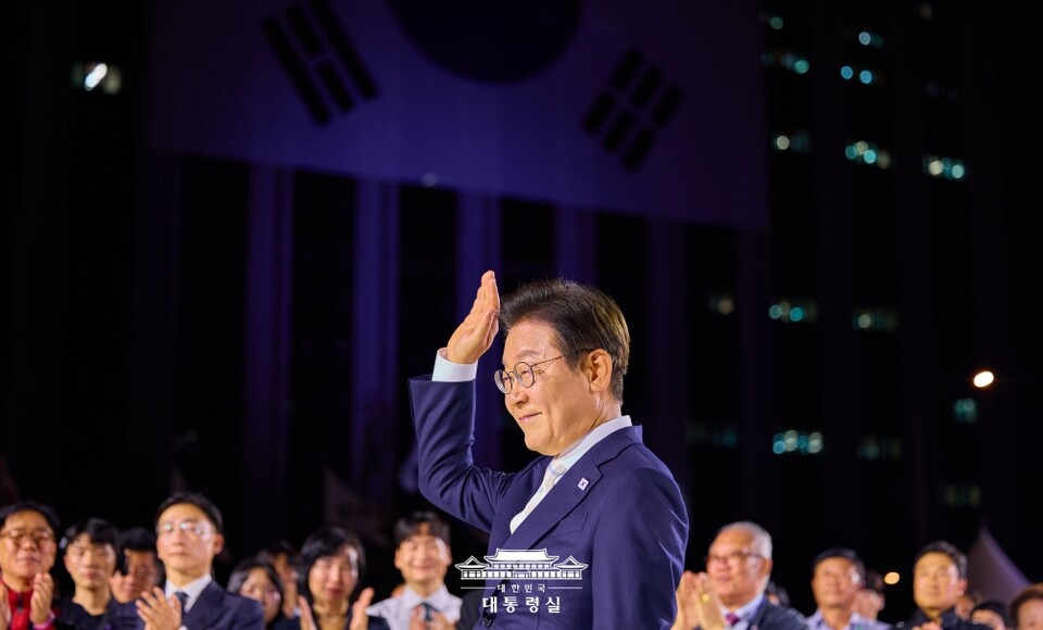 이재명 대통령이 지난 15일 서울 광화문광장에서 열린 제21대 대통령 국민임명식 행사에서 손을 들어보이는 모습 (사진=대통령실 홈페이지)