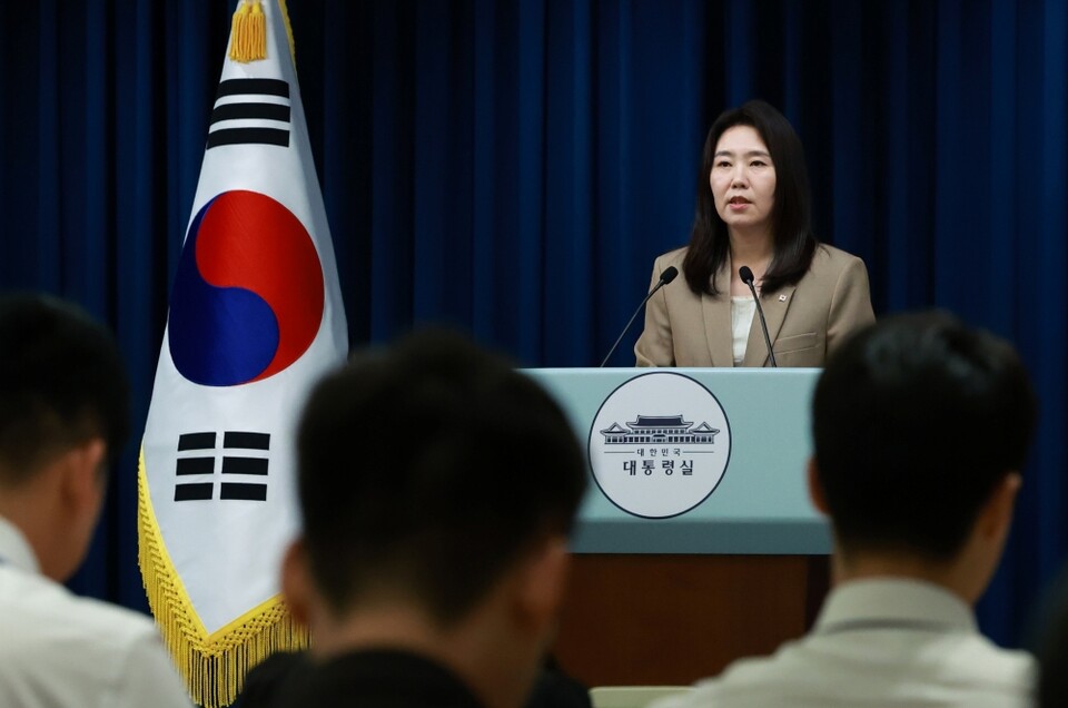 강유정 대통령실 대변인이 18일 서울 용산 대통령실 청사에서 이날 열린 국가안전보장회의(NSC) 및 국무회의 등 현안 브리핑을 하고 있다 (사진=연합뉴스)