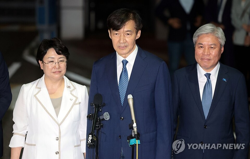조국혁신당 조국 전 대표가 15일 서울 구로구 남부교도소에서 광복절 특별사면·복권 조치로 출소하며 대국민 인사를 하고 있다. (사진=연합뉴스)