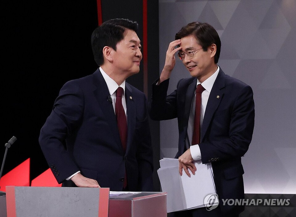 국민의힘 당 대표 선거에 출마한 안철수(왼쪽부터)ㆍ조경태 후보가 17일 서울 여의도 KBS에서 열린 2차 텔레비전 토론회에 앞서 대화하고 있다. [국회사진기자단=연합뉴스]