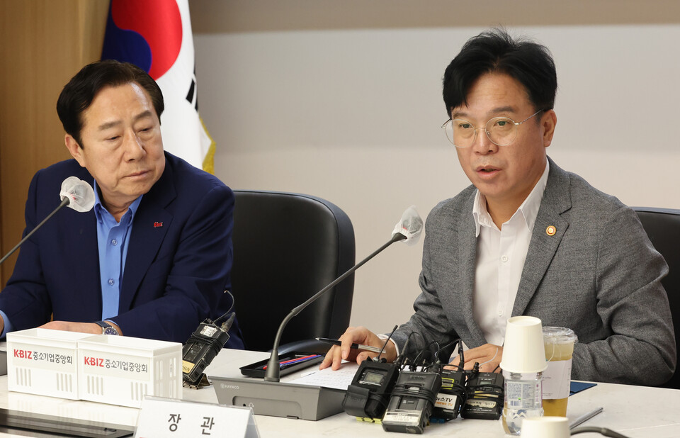 김영훈 고용노동부 장관이 19일 서울 여의도 중소기업중앙회를 방문해 김기문 중기중앙회장 등 중소기업인들과 간담회를 갖고 '노란 봉투 법'(노동조합법 2·3조 개정안) 등 현안에 대해 얘기하고 있다. (연합뉴스)