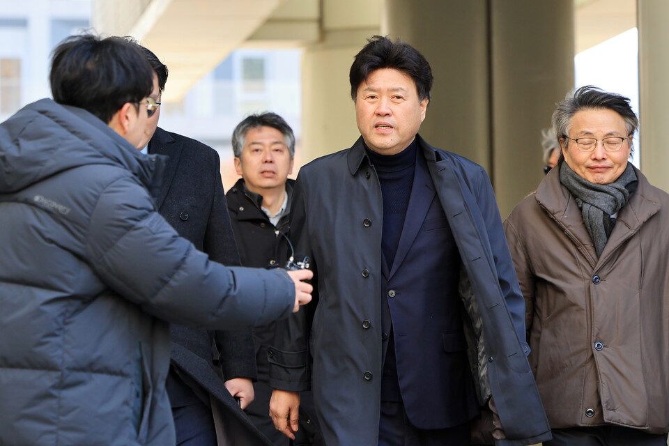 정치자금법 위반 혐의로 재판에 넘겨진 김용 전 민주연구원 부원장이 6일 서울 서초구 서울고등법원에서 열린 2심 선고 공판에 출석하고 있다. (연합뉴스)