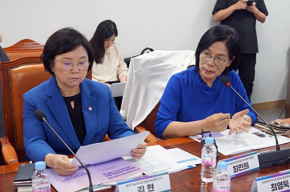 19일 국회 의원회관에서 열린 '방송통신위원회 정상화와 미디어기구 개편 방안' 토론회에서 최민희 민주당 언론개혁특별위원장이 발언하고 있다 (사진=미디어스)