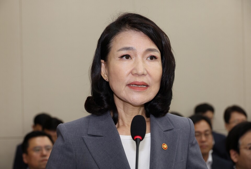 20일 서울 여의도 국회에서 열린 과학기술정보방송통신위원회 전체회의에서 이진숙 방송통신위원장이 2024 회계연도 결산 관련 보고를 하고 있다 (사진=연합뉴스)