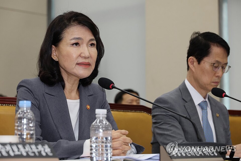  20일 서울 여의도 국회에서 열린 과학기술정보방송통신위원회 전체회의에서 이진숙 방송통신위원장이 질의에 답변하고 있다(사진=연합뉴스)