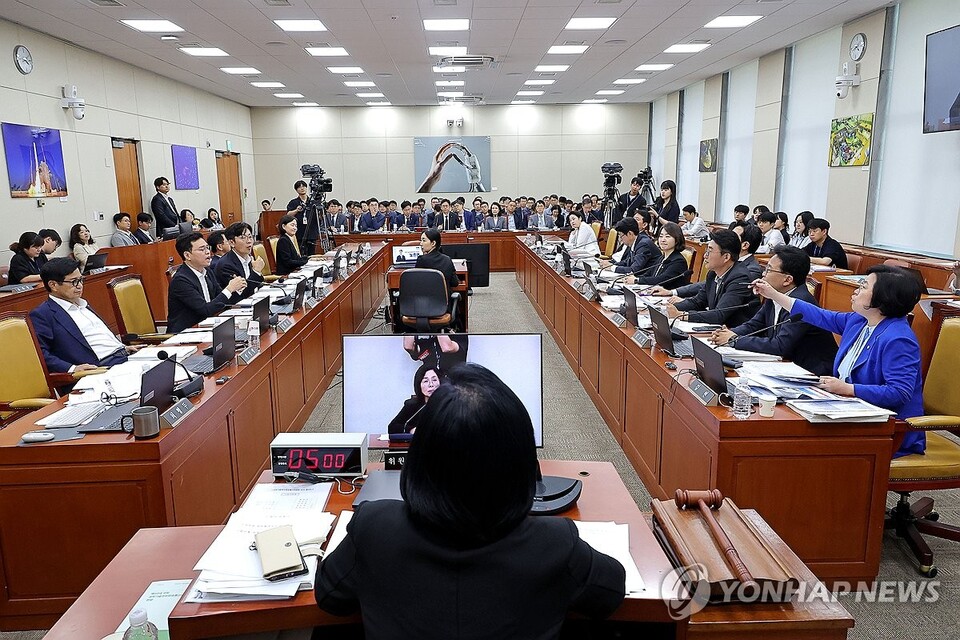 20일 서울 여의도 국회에서 열린 과학기술정보방송통신위원회 전체회의에서 여야 의원들이 질의 시간을 두고 설전을 벌이고 있다. (사진=연합뉴스)