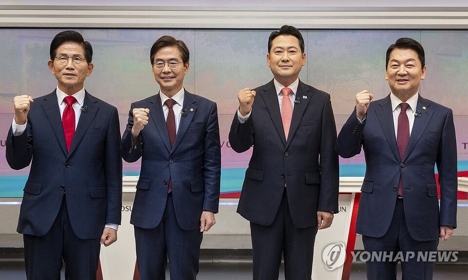 국민의힘 당 대표 선거에 출마한 후보들이 19일 서울 중구 TV조선 스튜디오에서 열린 6차 전당대회 3차 텔레비전 토론회에 앞서 파이팅을 외치고 있다.(사진=연합뉴스)